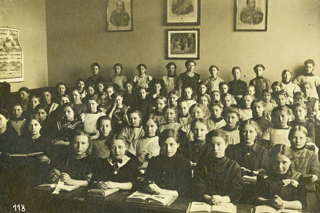 Klassenraum mit sitzenden Schülern.