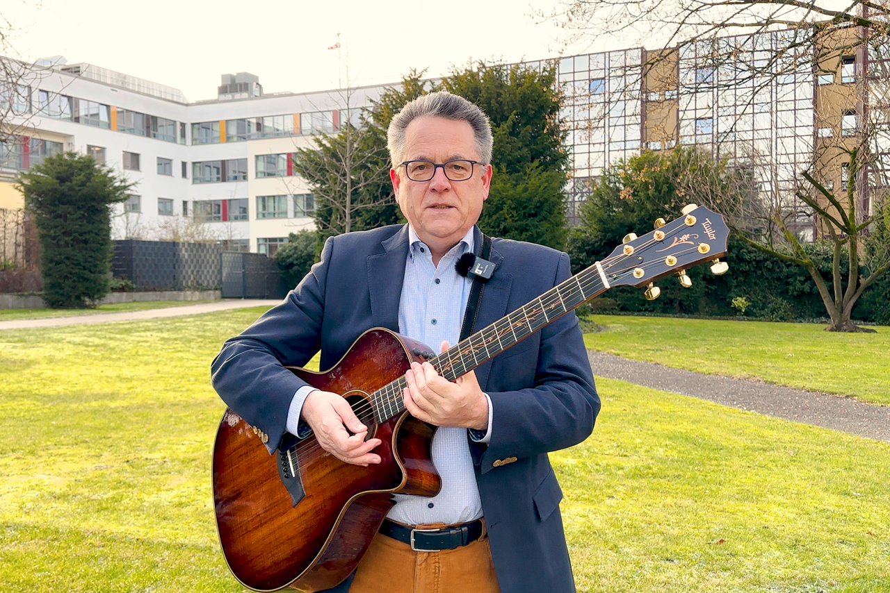 St. Vincenz-Klinik Präsident Dr. Josef Düllings mit Gitarre.