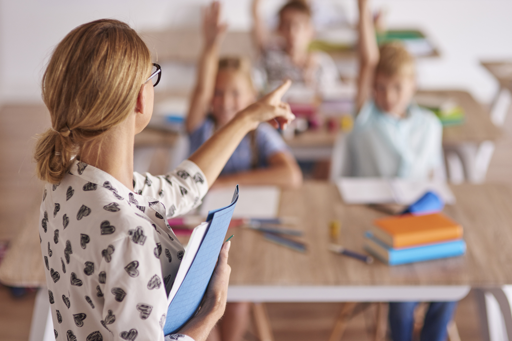 Lehrerin in einer Klasse mit Kindern